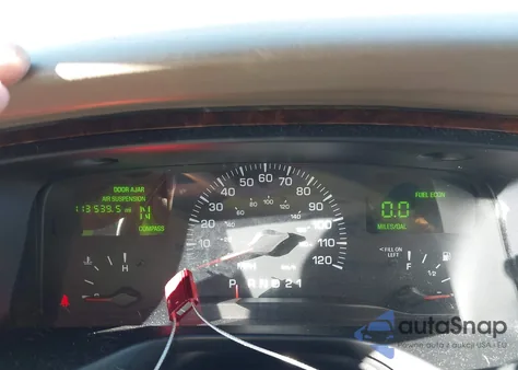 2002 Lincoln Town Car Signature из США, поврежденный, VIN 1LNHM82W22Y661083